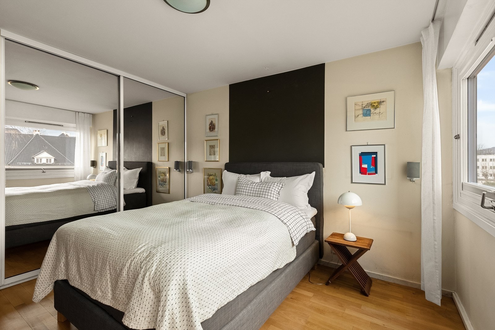 Stort garderobeskap med speil. Galleribilde