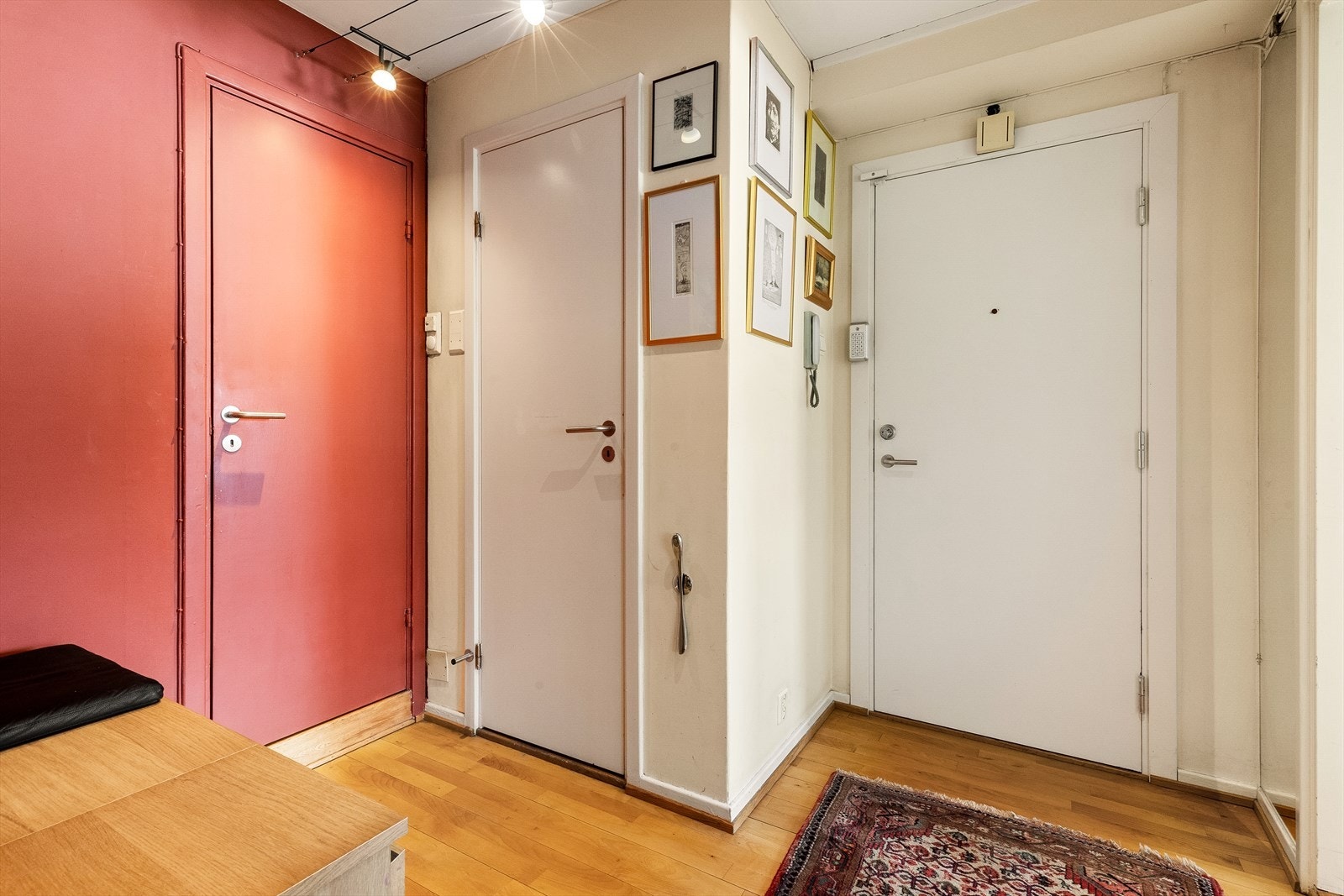 Praktisk entré med mulighet for ytterligere oppbevaring. Galleribilde