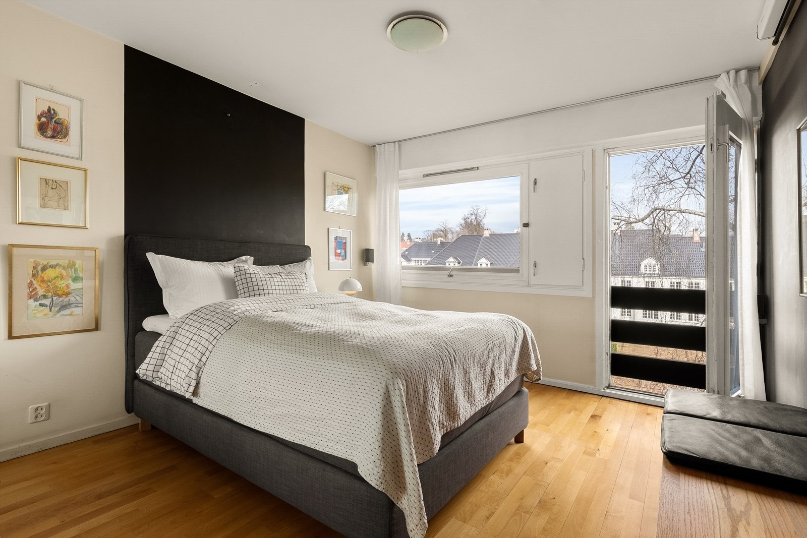 Hovedsoverom med fransk balkong. Rommer stor dobbeltseng. Galleribilde