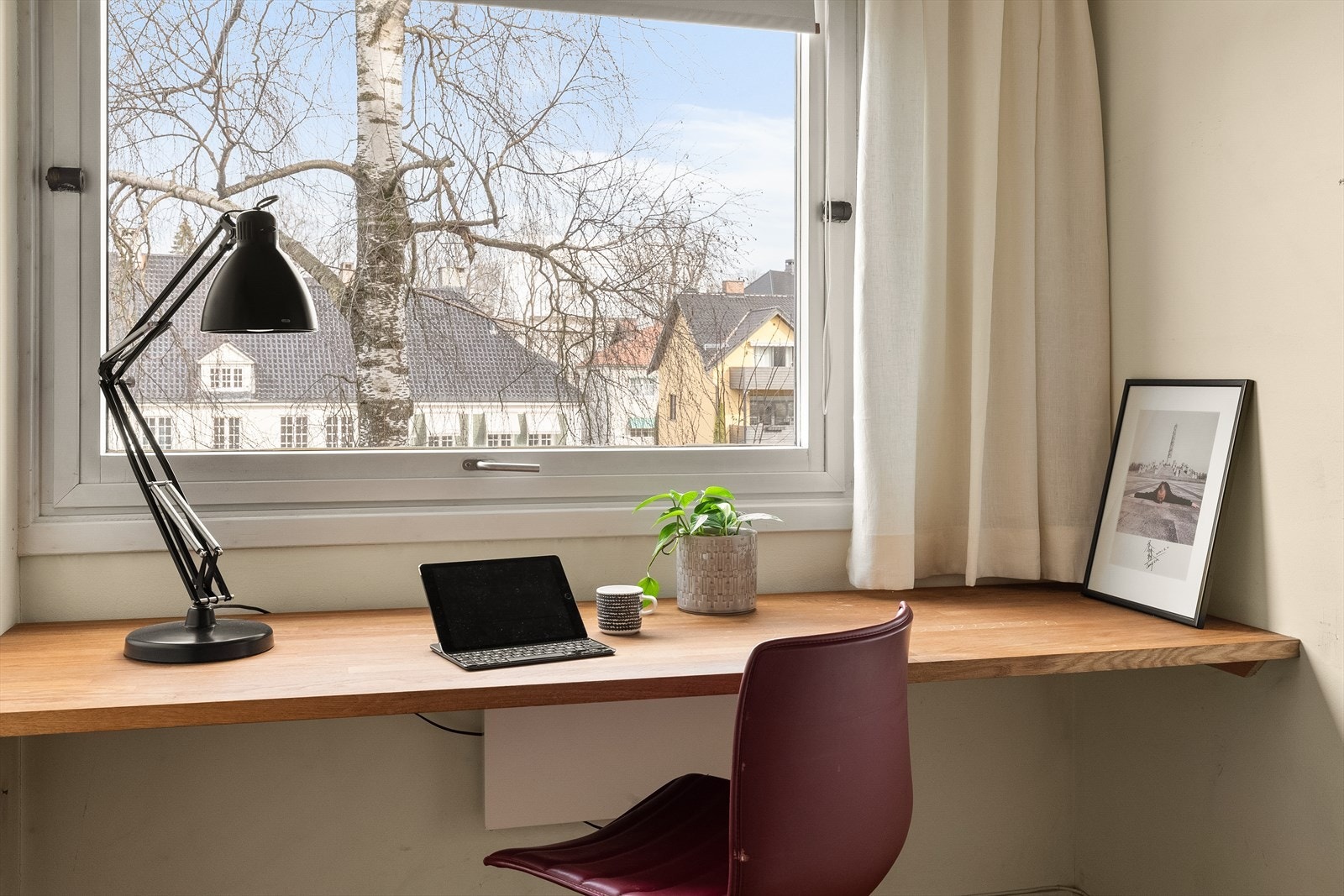 Pent skue fra vinduet, over klassisk bebyggelse. Galleribilde