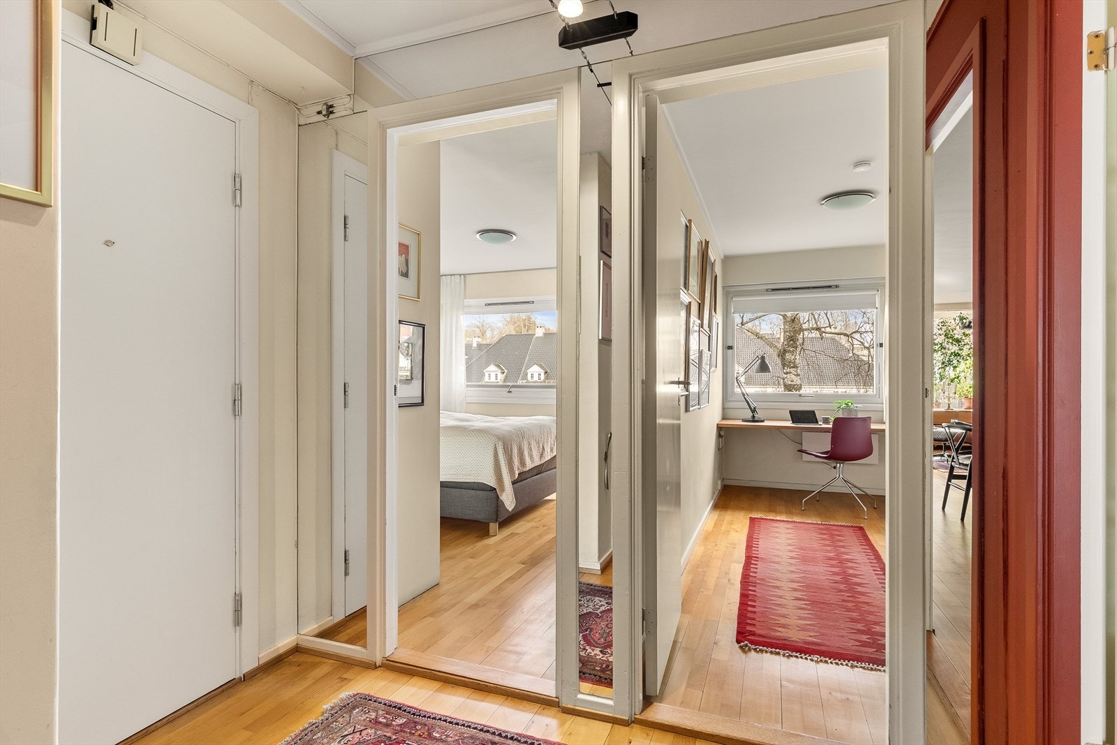 Romslig gang. Galleribilde