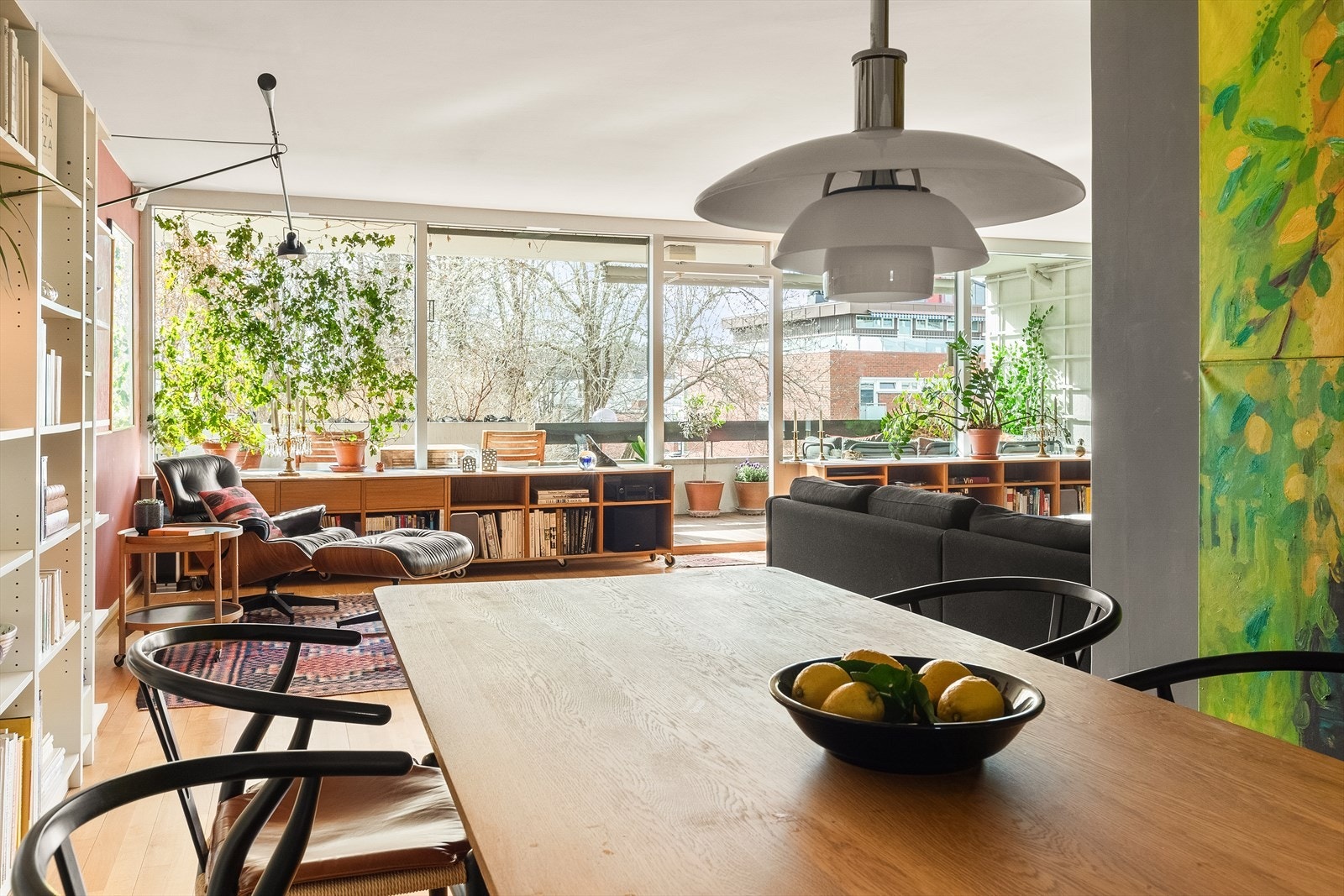 Stuen byr på en langstrakt utforming med vinkel. Rommet oppleves som særdeles lyst og luftig. Galleribilde