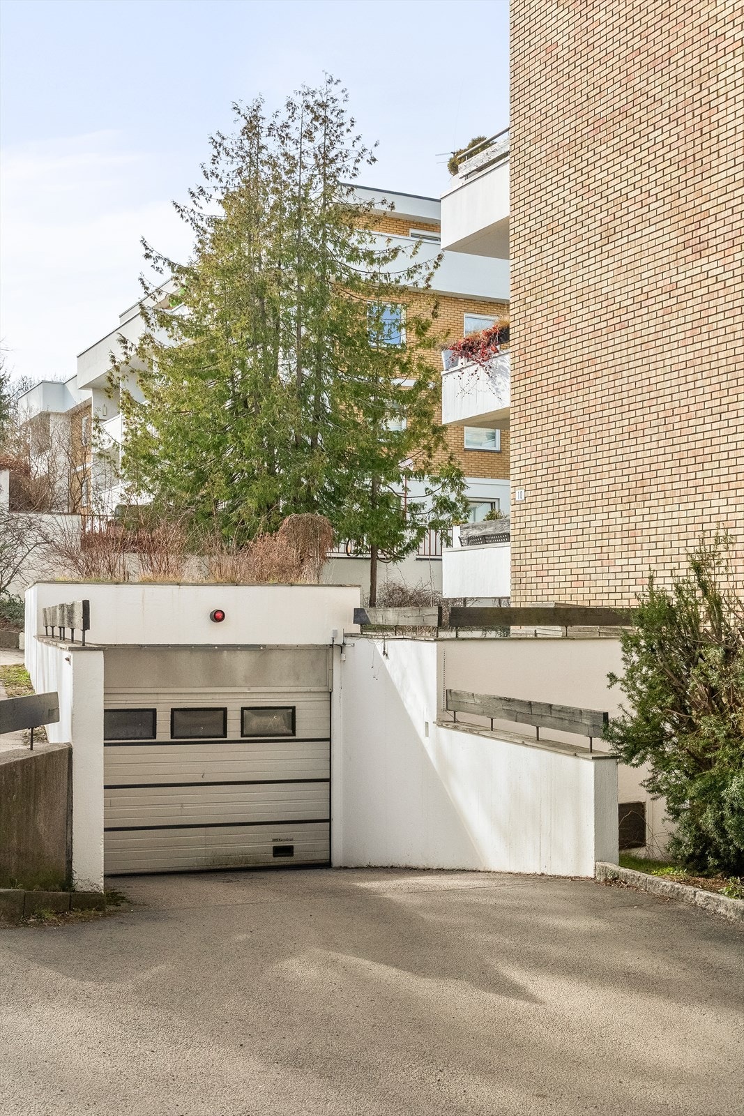 Innkjøring til felles garasjeanlegg. Galleribilde