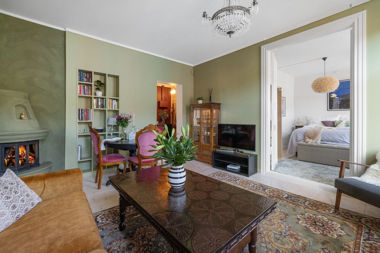 Klassiske preg som god takhøyde, dype karmer og vedfyring gir leiligheten ekstra sjarm Galleribilde