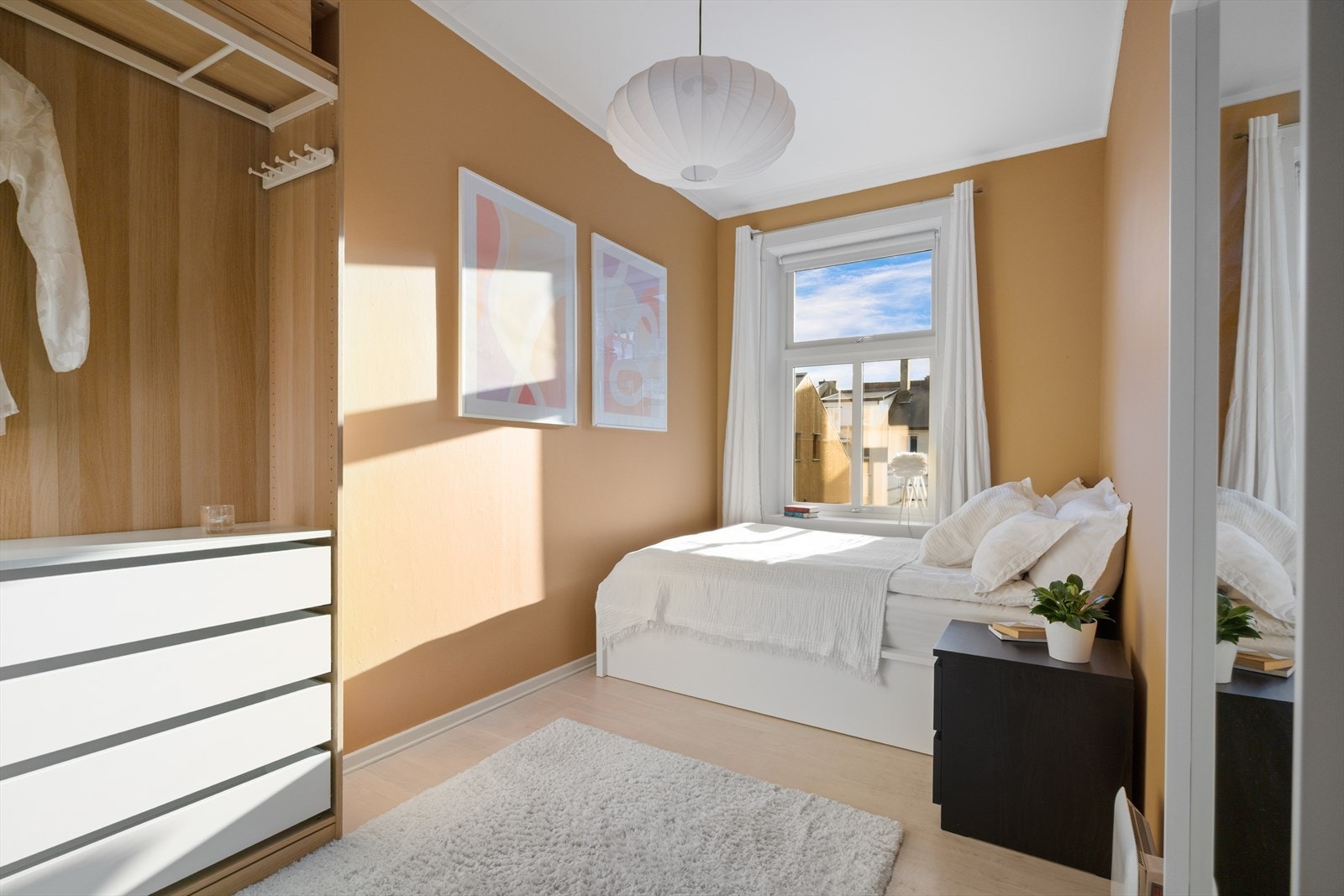 Her er det god plass til garderobeskap, nattbord og dobbeltseng Galleribilde