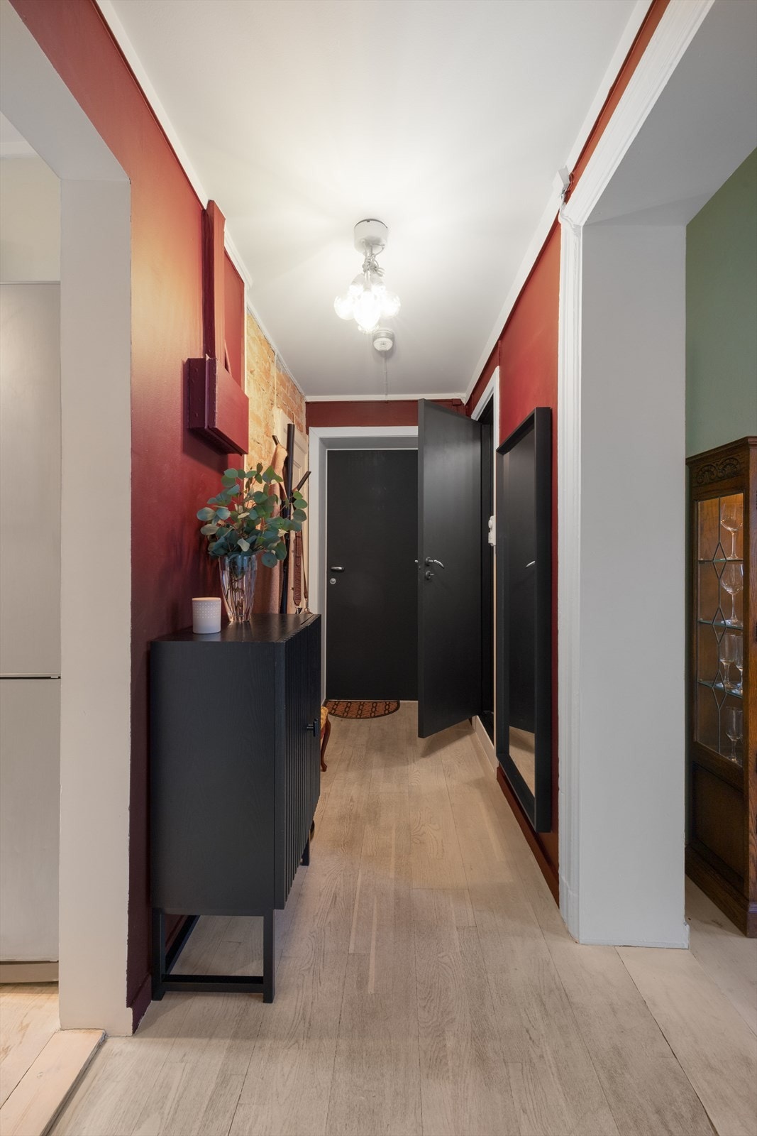 Gang leder til flere av leiligheten sine rom Galleribilde