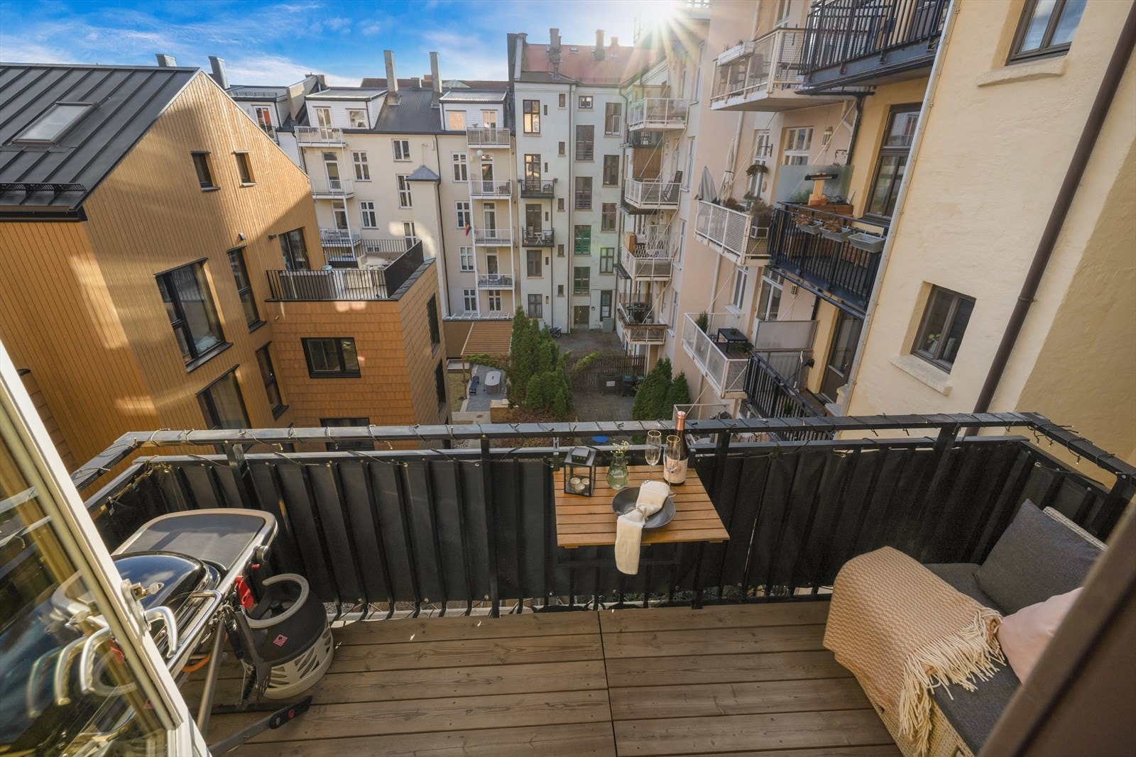 Fint utsyn mot en klassisk Løkka-bakgård Galleribilde