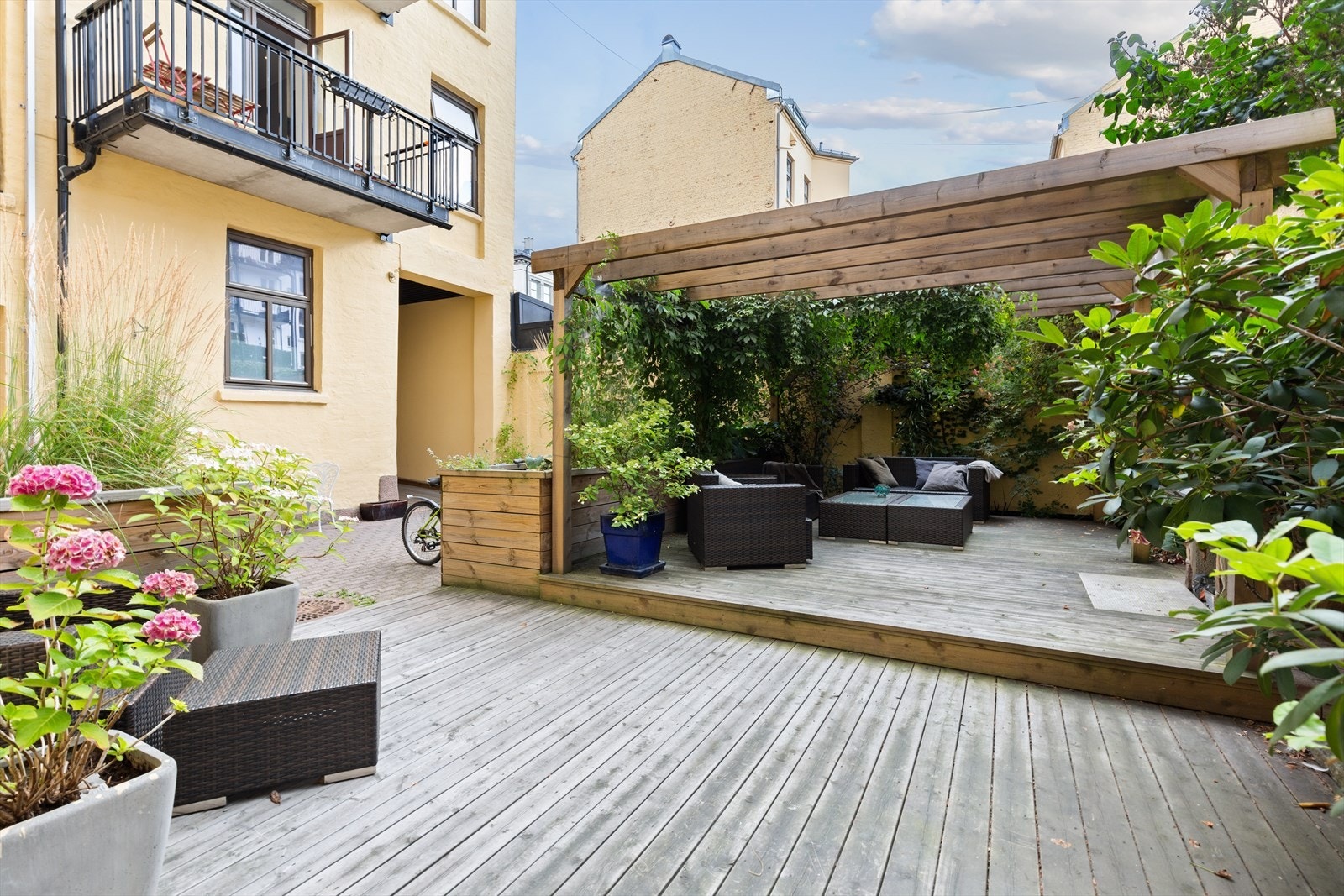 Grünerløkka byr på et rikt utvalg av trivelige kafeer, restauranter, unike butikker, gallerier og det meste av servicetilbud du trenger i hverdagen Galleribilde