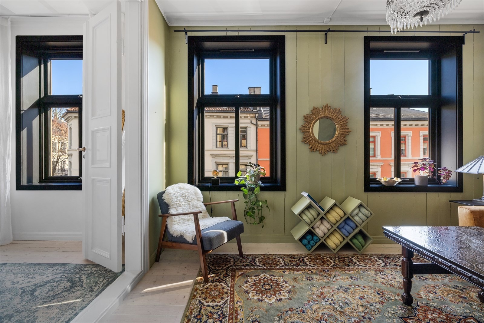 Godt med lysinnslipp i leiligheten og god takhøyde sørger for en god atmosfære Galleribilde