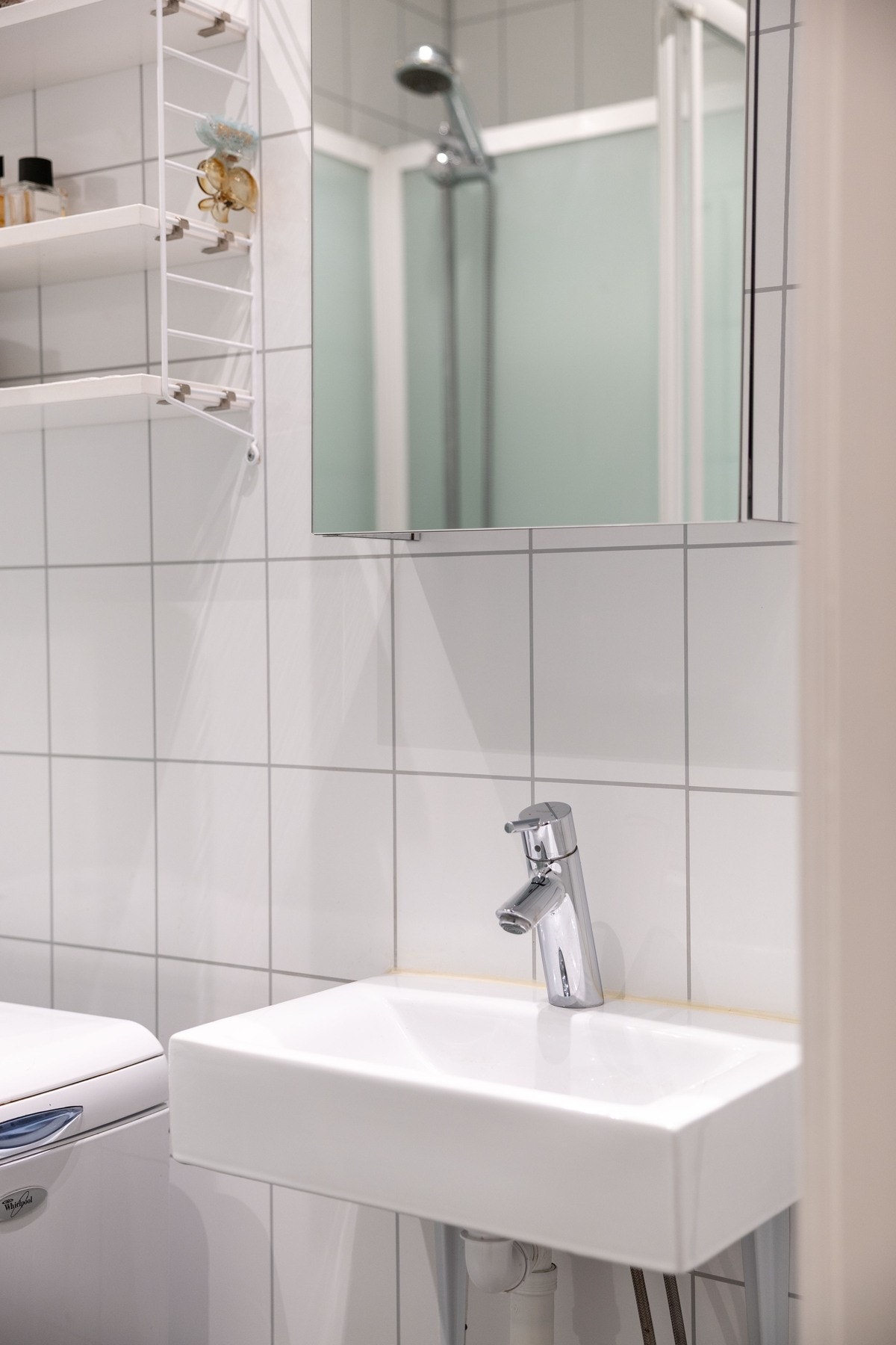 Vegghengt servant med speilskap over. Galleribilde