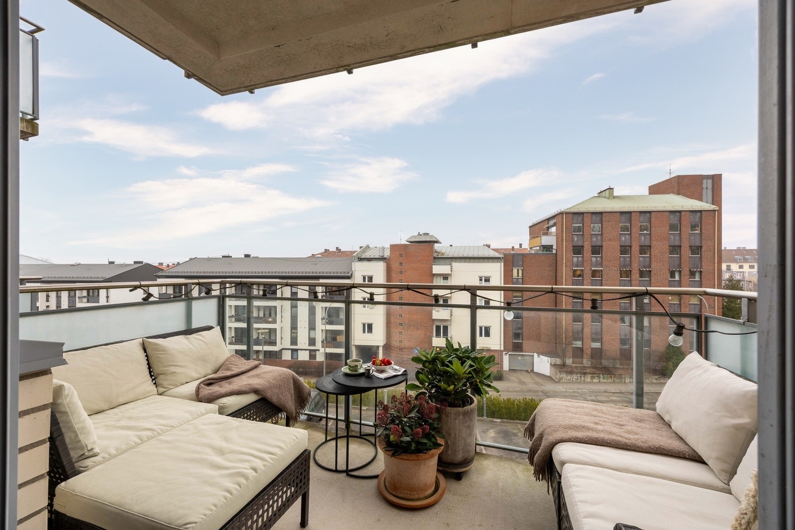 Siden eiendommen ligger på en liten høyde bidrar det til at 2. etasje føles høyt og luftig. Galleribilde