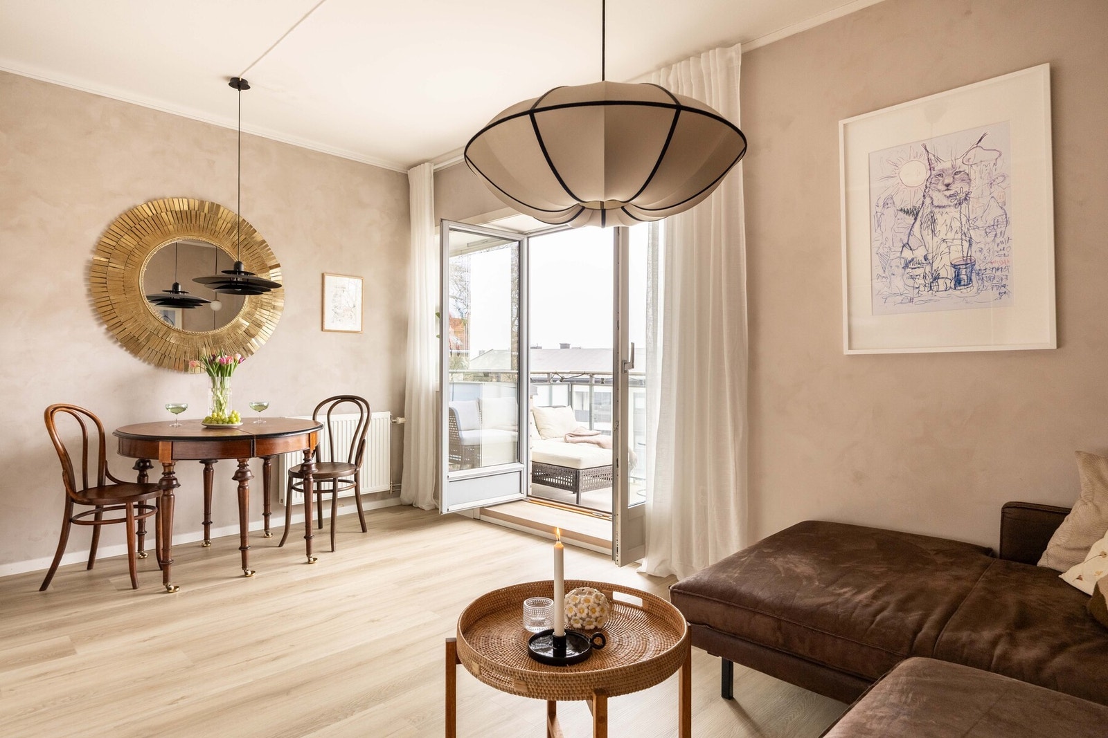 Stuen er av fin størrelse og det er god plass til ønsket møblement. Galleribilde