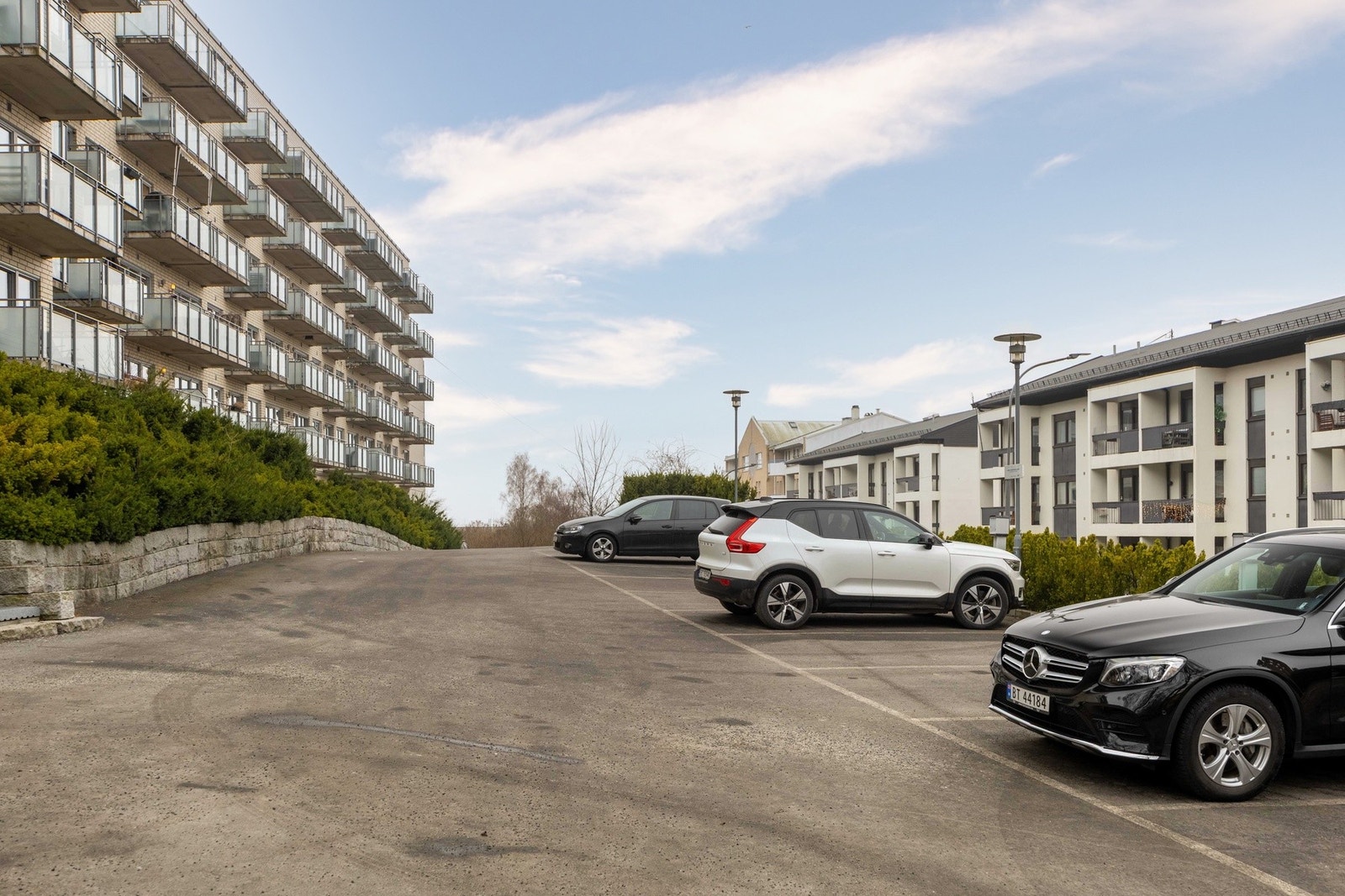 Det er 10 parkeringsplasser i privat eie som tidvis kommer for leie. Galleribilde