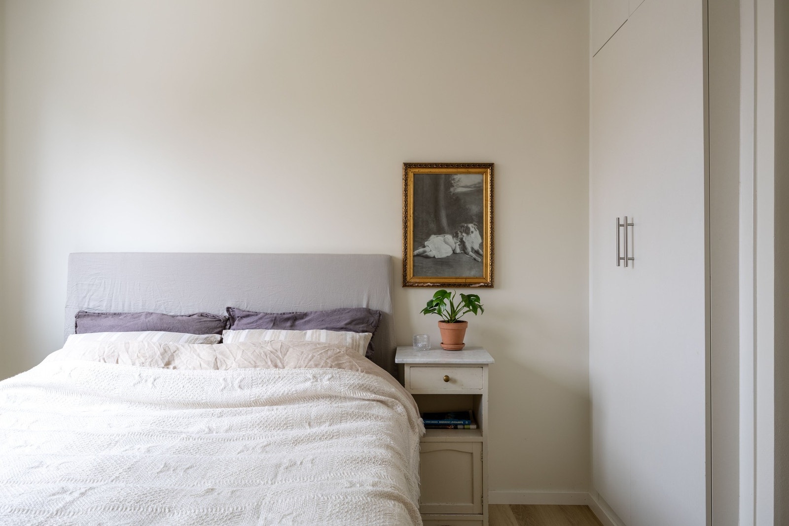 Soverommet har plass til stor seng og nattbord. Galleribilde