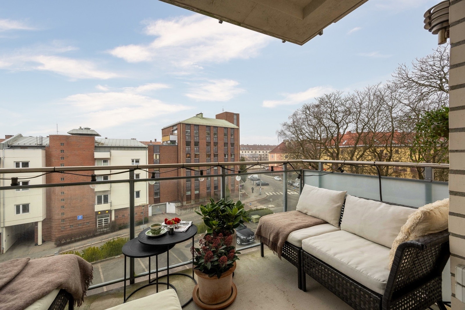 Balkongen fungerer som en forlengelse av stuen på vår- og sommerhalvåret og er noe du vil sette pris på. Galleribilde