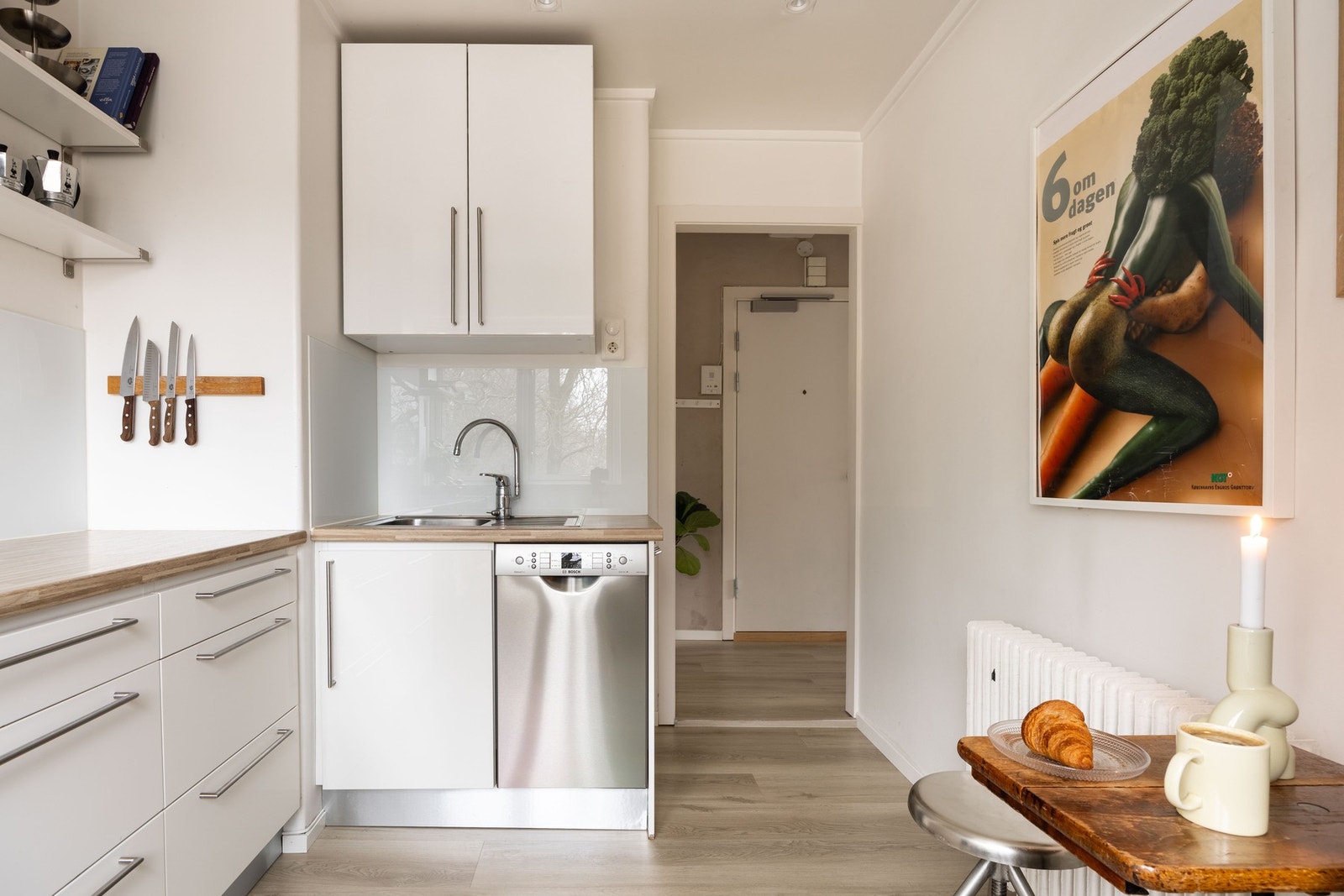 Kjøkkenet har en fin kombinasjon av skap- og benkeplass for både oppbevaring og matlaging. Galleribilde