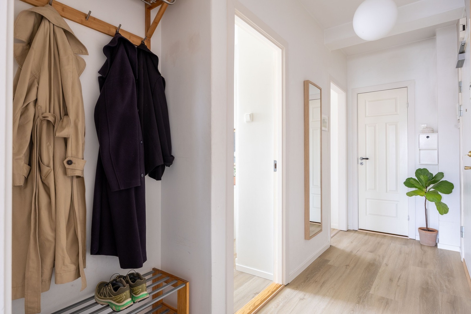 Entré med plass for klesoppheng og oppbevaring av sko. Galleribilde