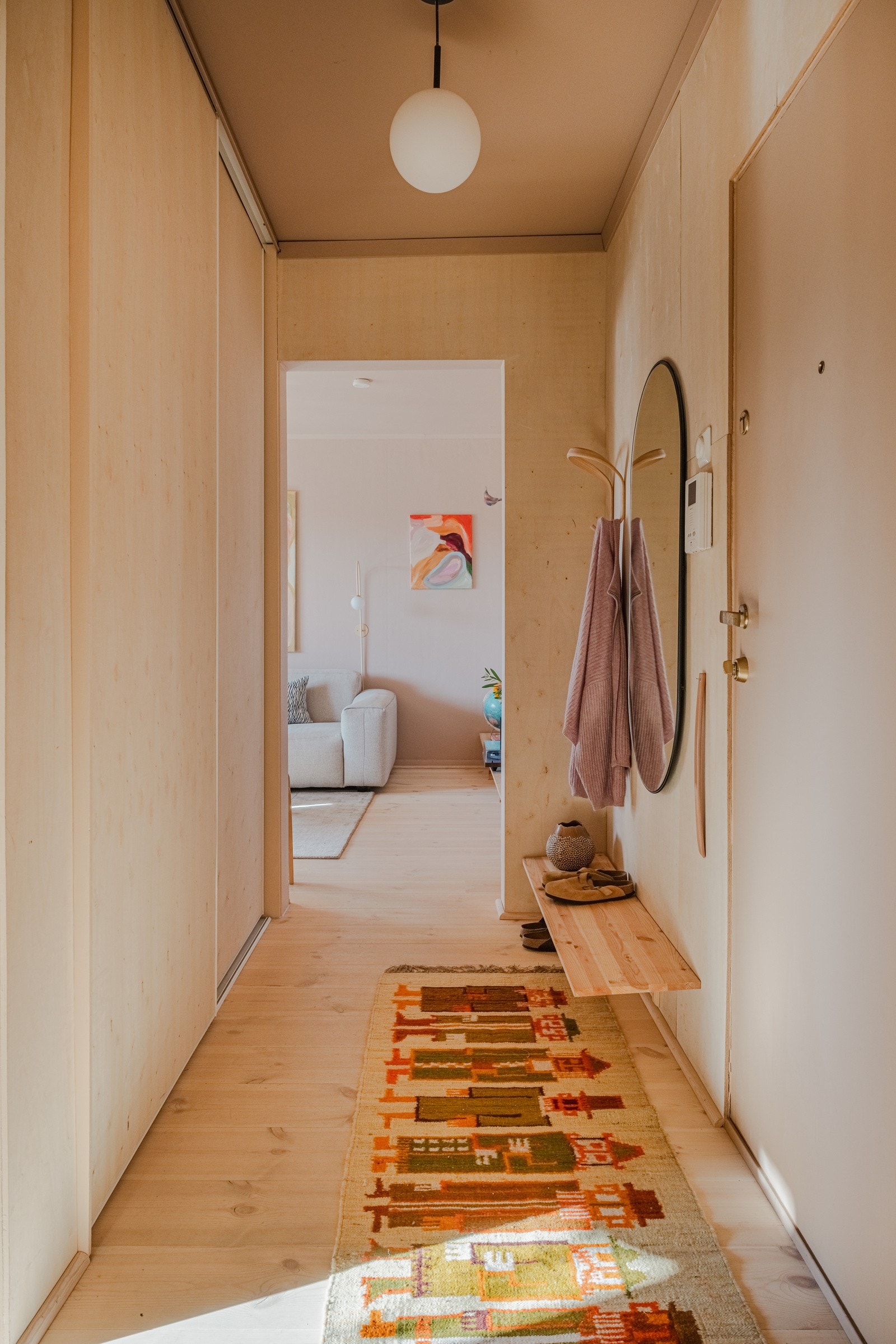 Kryssfiner ble lagt som vegg i gangen av eier, samt malt tak i 2018 Galleribilde