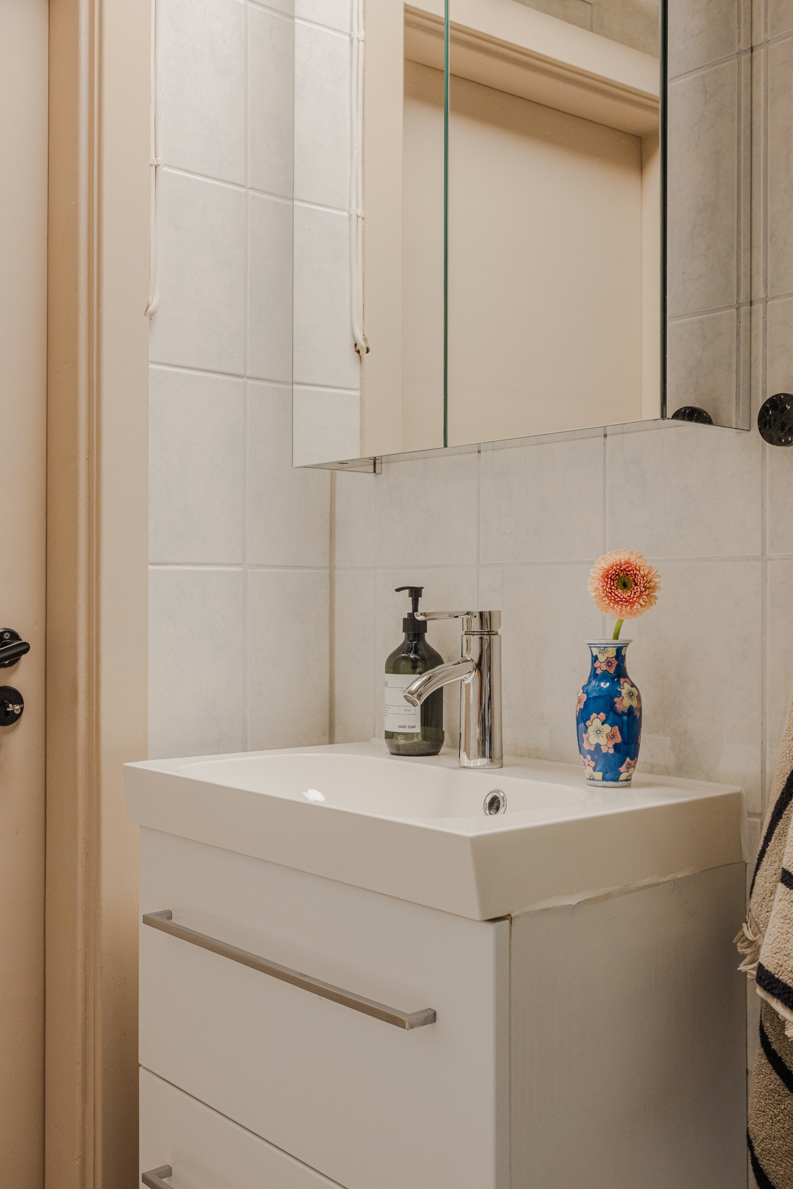 Servanten har slette fronter og oppbevaringskap med speilfronter montert over Galleribilde