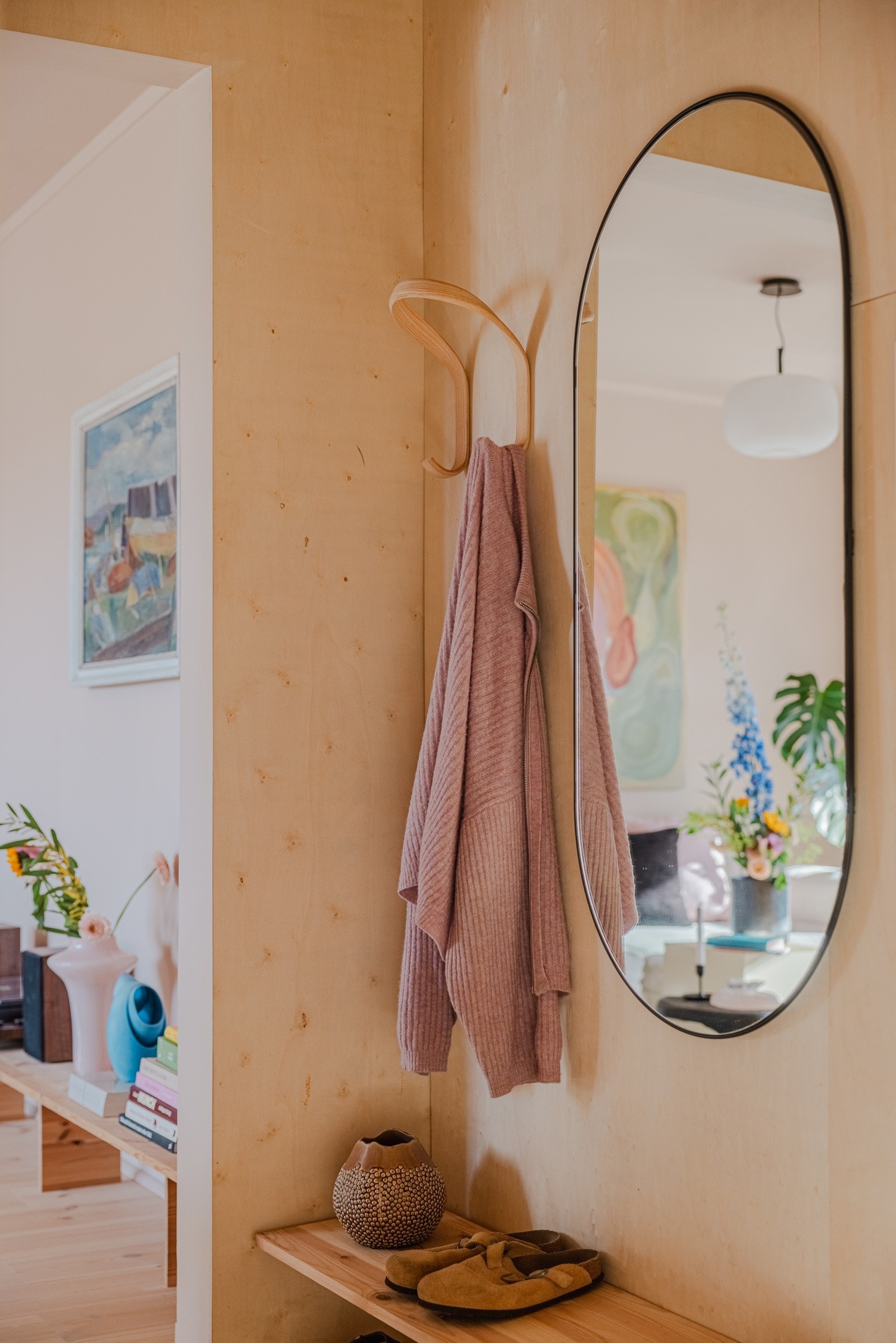 Gangen er smakfull med mye plass til diverse interiør og innredning Galleribilde