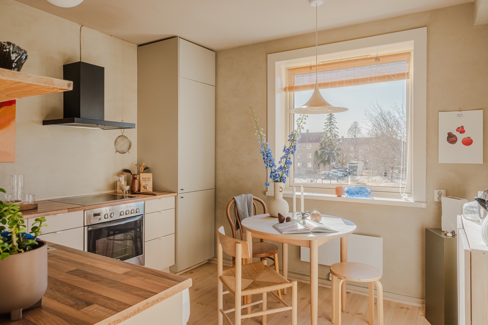 Boligen har et romslig kjøkken i eget rom med integrert kjøl/frys fra 2024 Galleribilde