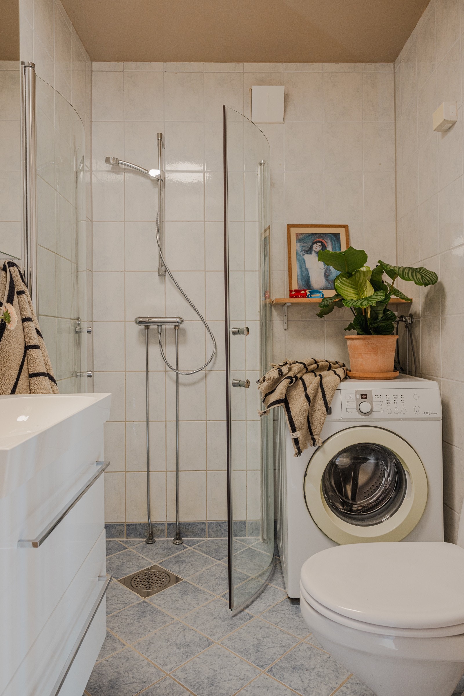 Badet er pusset opp i regi av borettslaget i 2005, og har opplegg for vaskemaskin, gulvstående toalett og dusjhjørne med glassdører Galleribilde