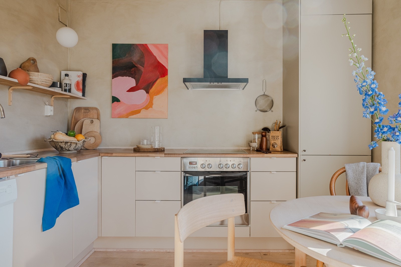 Innredningen med integrert platetopp og komfyr er fra Kvik og ble malt av eier i 2018 Galleribilde