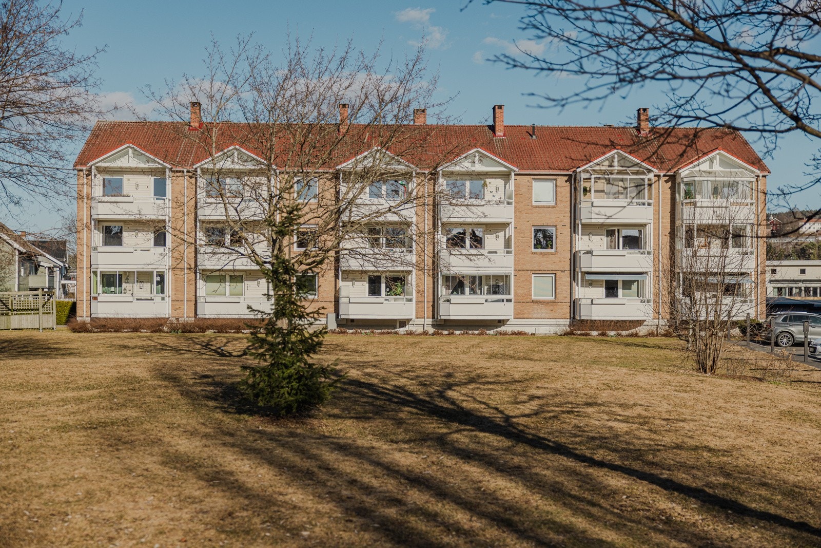 På grøntområde utenfor blokken kan man f.eks. spille kubb om sommeren Galleribilde
