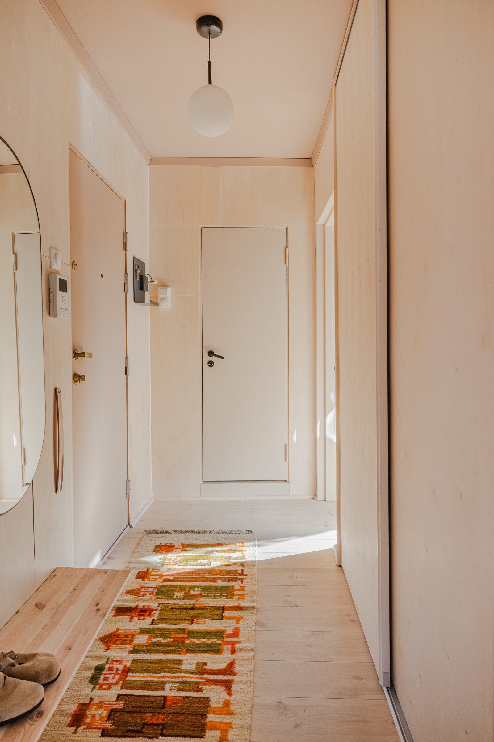 Garderobeskap i gangen har mye oppbevaringsplass (det finnes også plass i loftsbod og to kjellerboder), og fikk kryssfiner på dørene i 2018 Galleribilde