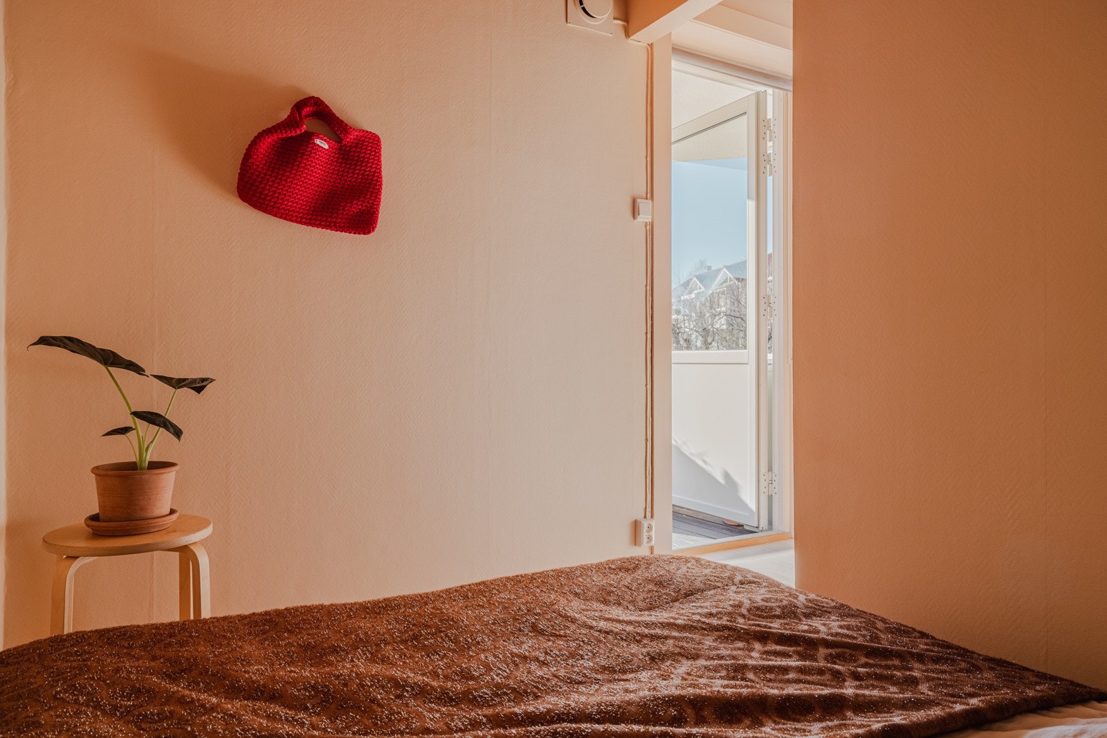 Alkoven ligger rett ved balkongdøren, som gir mulighet for mye frisk luft Galleribilde