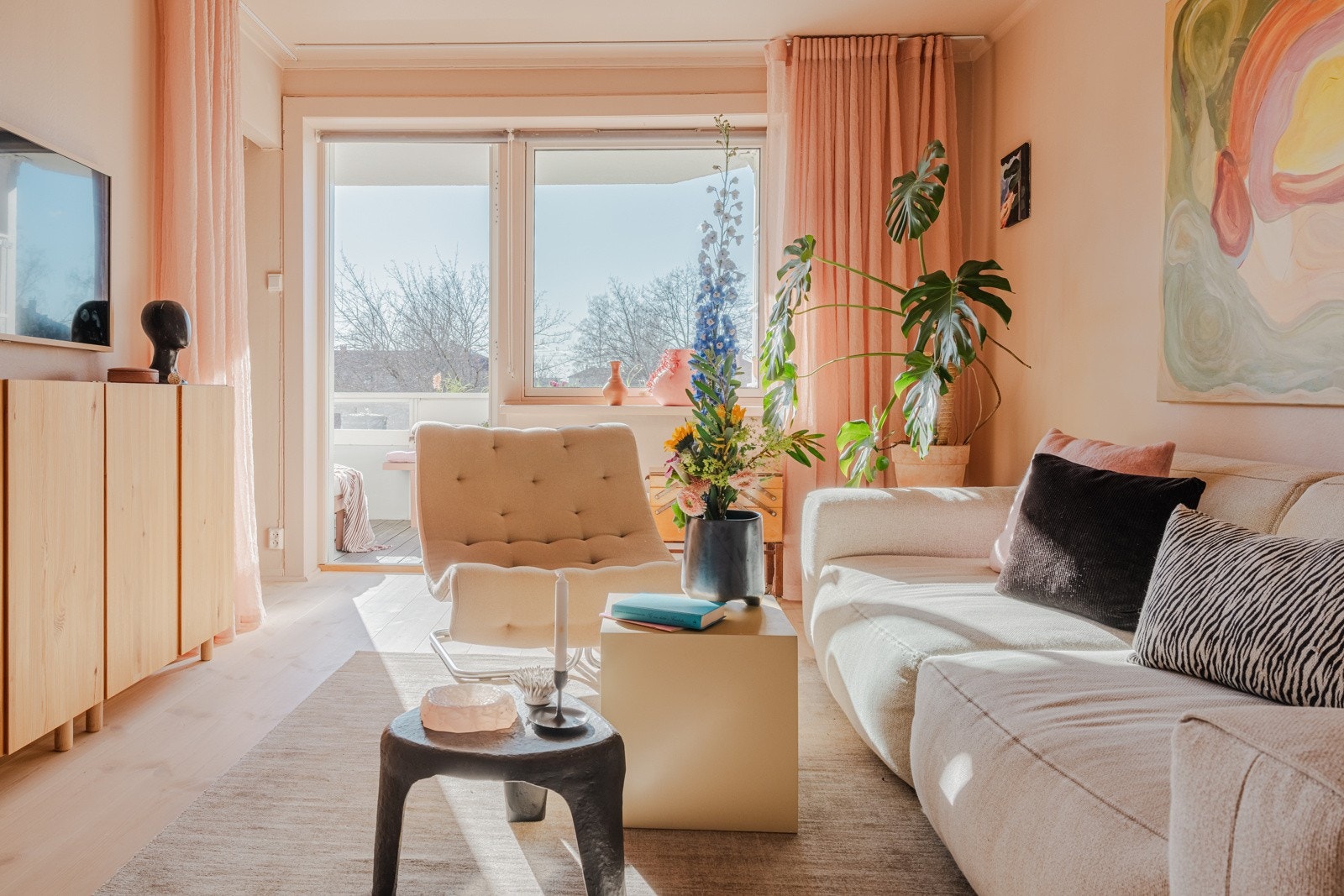 Den lune og varme stuen har ny furuparkett lagt i 2020 Galleribilde