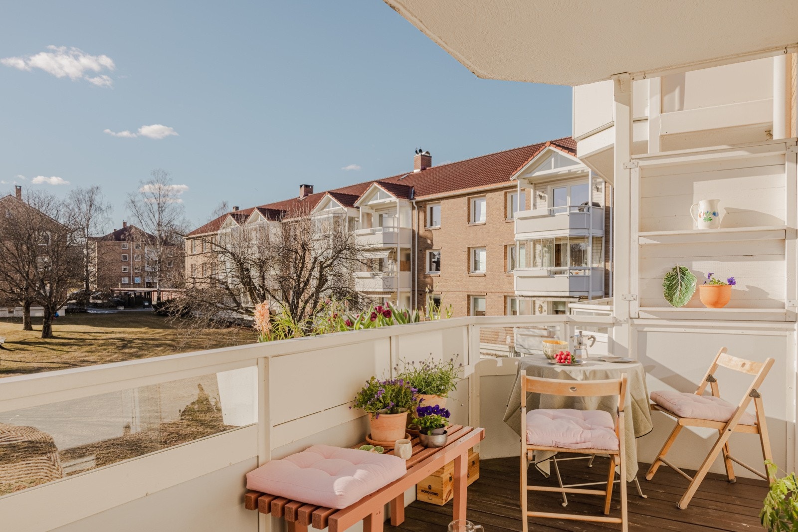 Fra balkongen ser du ut til fine fellesområder i borettslaget Galleribilde