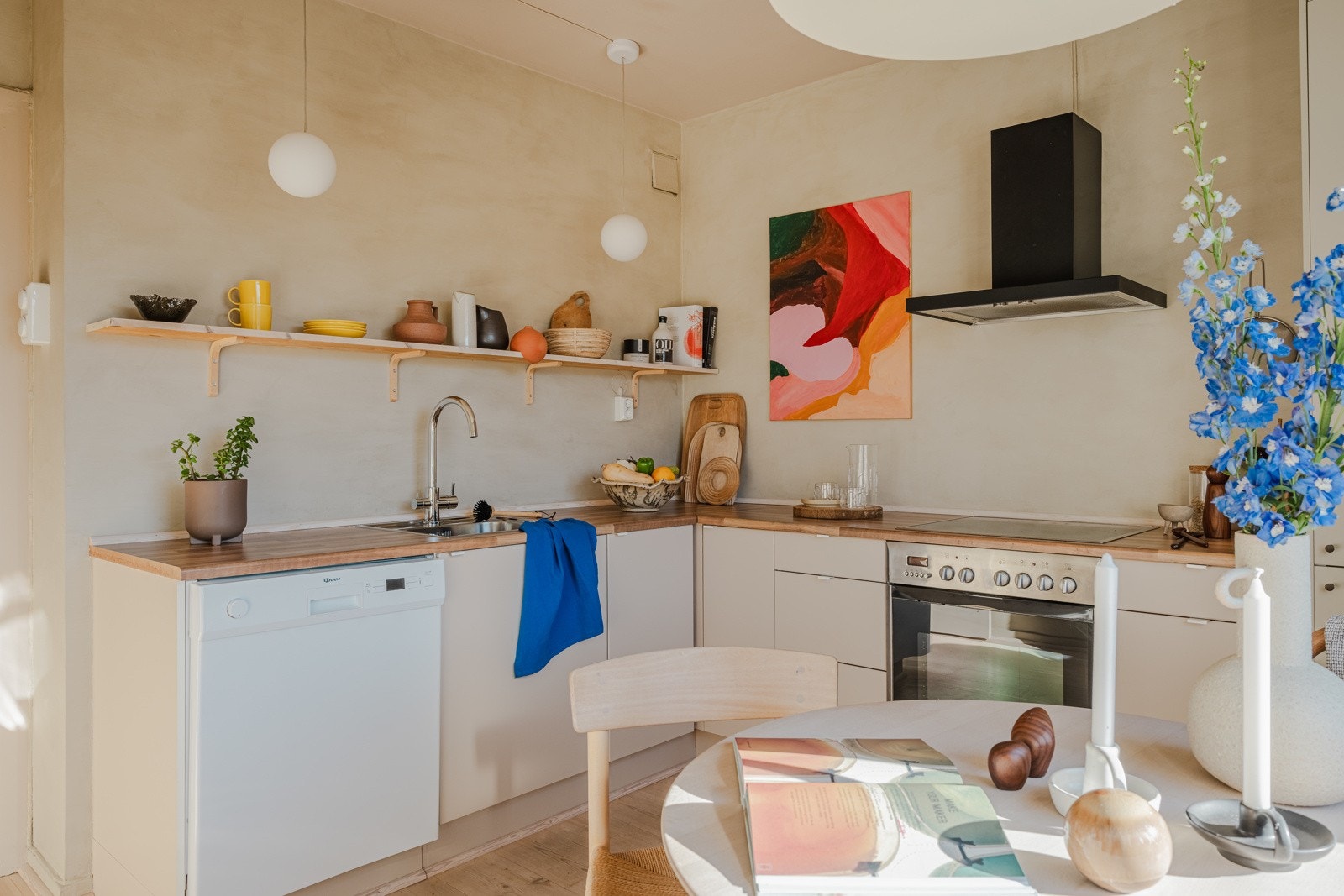 Kjøkkeninnredning var malt, samt montert nye håndtak i 2018 Galleribilde