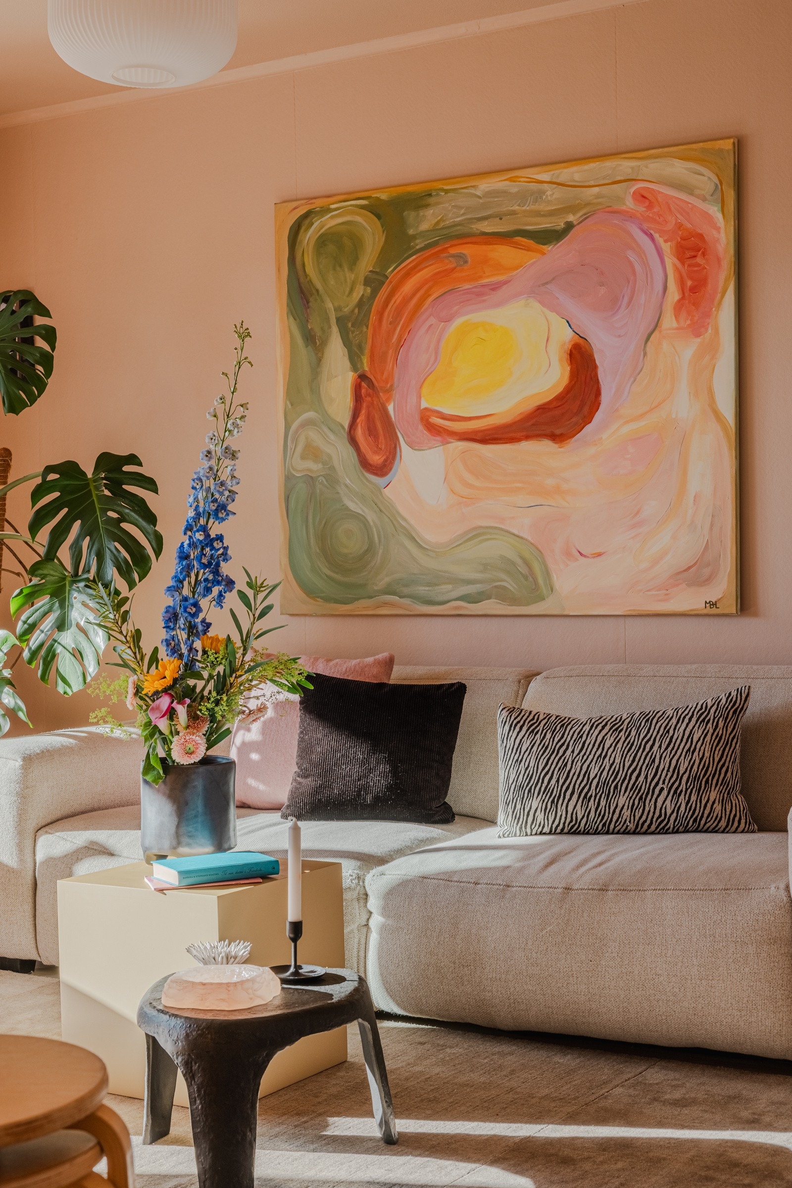 Stuen har rom for sofagruppe med sofabord Galleribilde