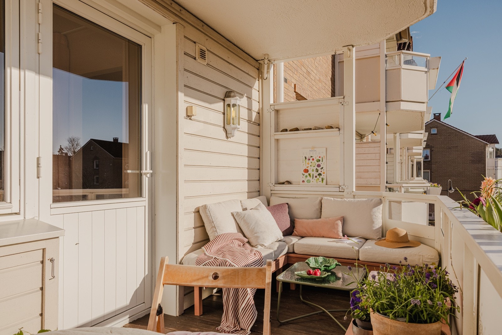 Balkongen er vestvendt med sol fra tidlig til sent på dagen Galleribilde