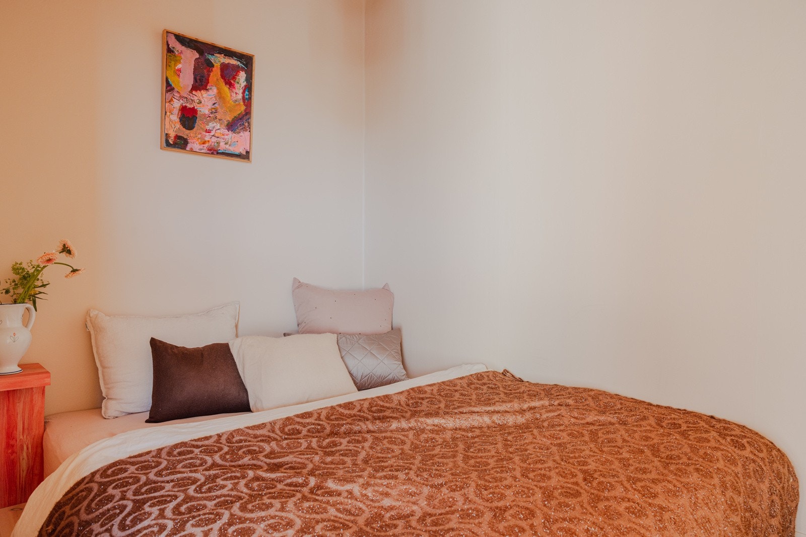 Ved stuen finner du sovealkove med rom for dobbeltseng, og klær og sko kan oppbevares i garedrobeskap i gangen Galleribilde