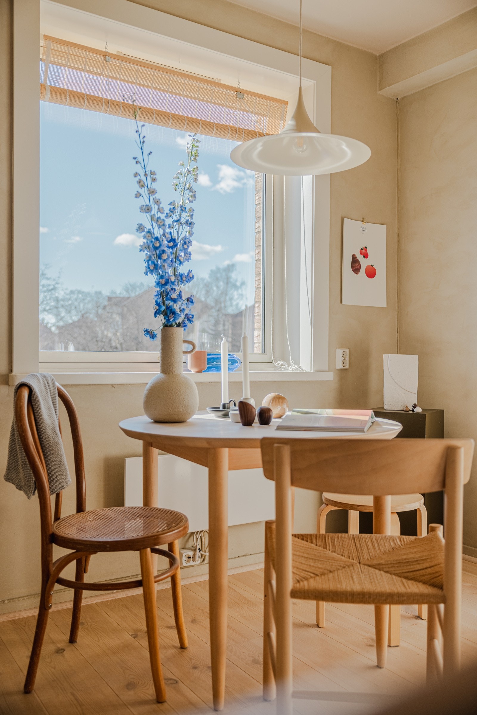 I hjørnet er det perfekt plass for en hyggelig spisegruppe Galleribilde