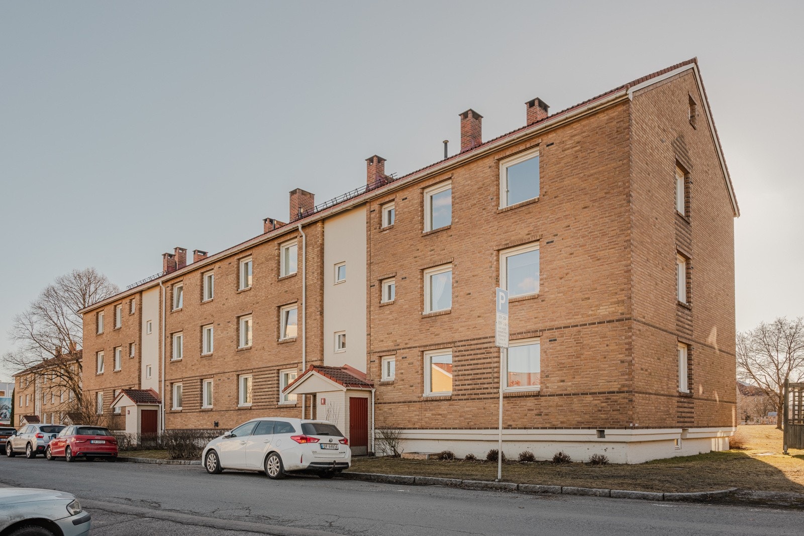 Det er beboerparkering rett utenfor, hvis du ikke ønsker å leie parkeringsplass eller får besøk av familie og venner Galleribilde