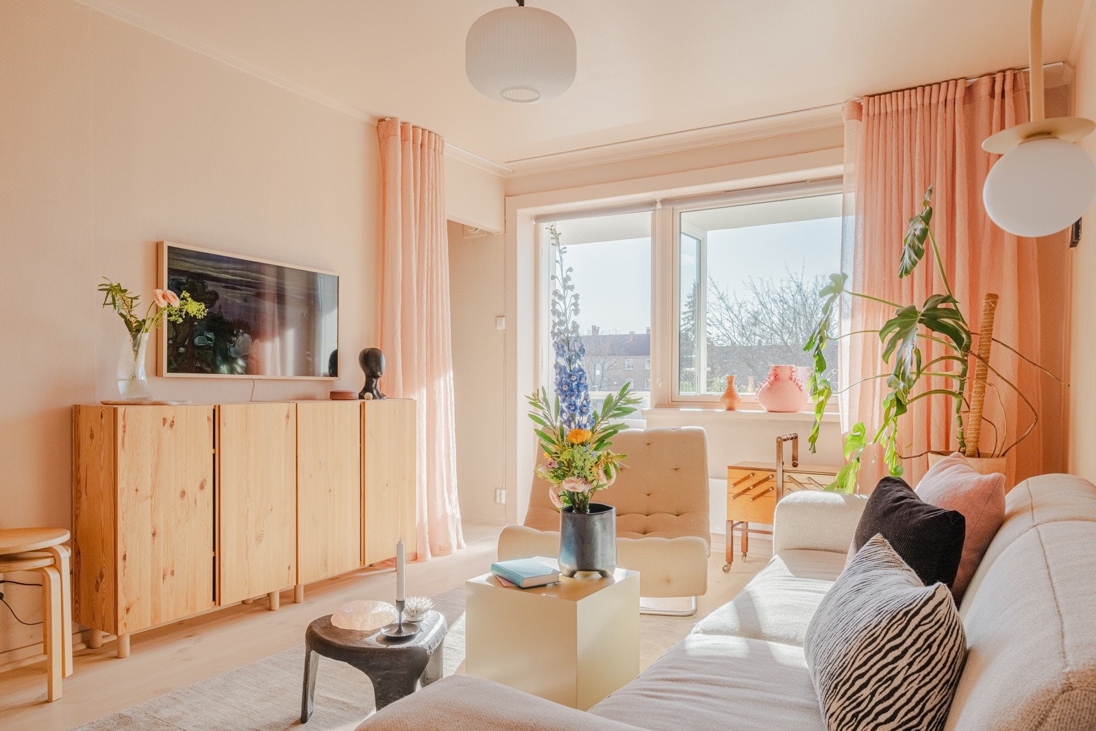 De store vinduene slipper inn mengder med dagslys, og ut gjennom døren finner du balkongen på 8 kvm Galleribilde