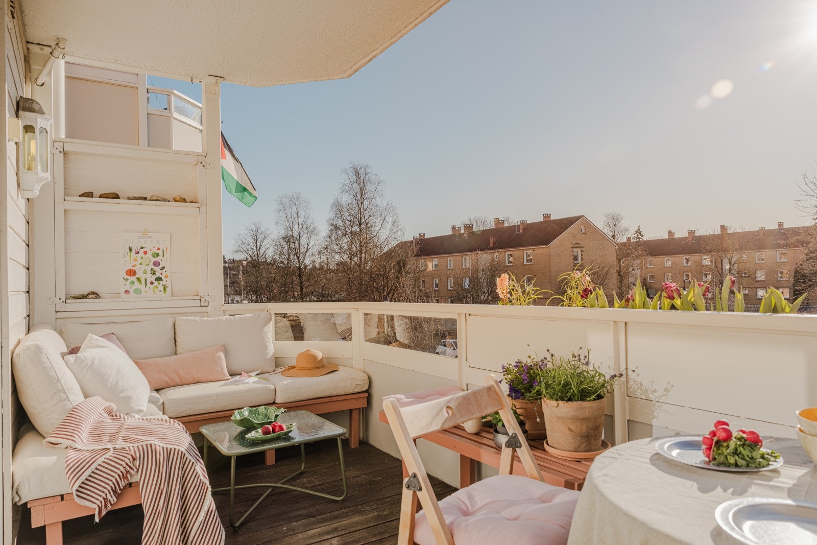 Utenfor stuen har du en solfylt balkong på 7,5 kvm Galleribilde