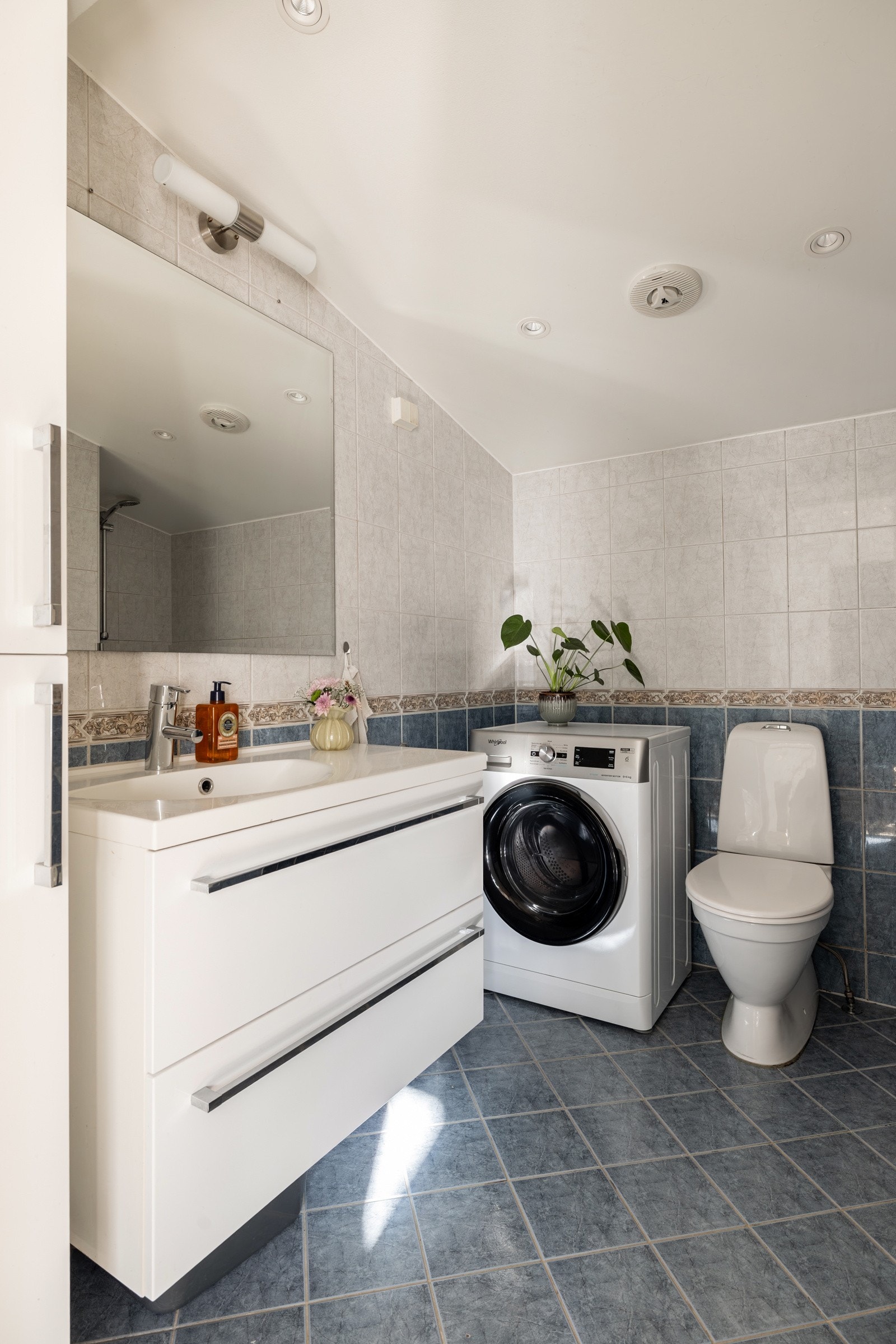 Badet har varme i gulvet og opplegg for vaskemaskin Galleribilde