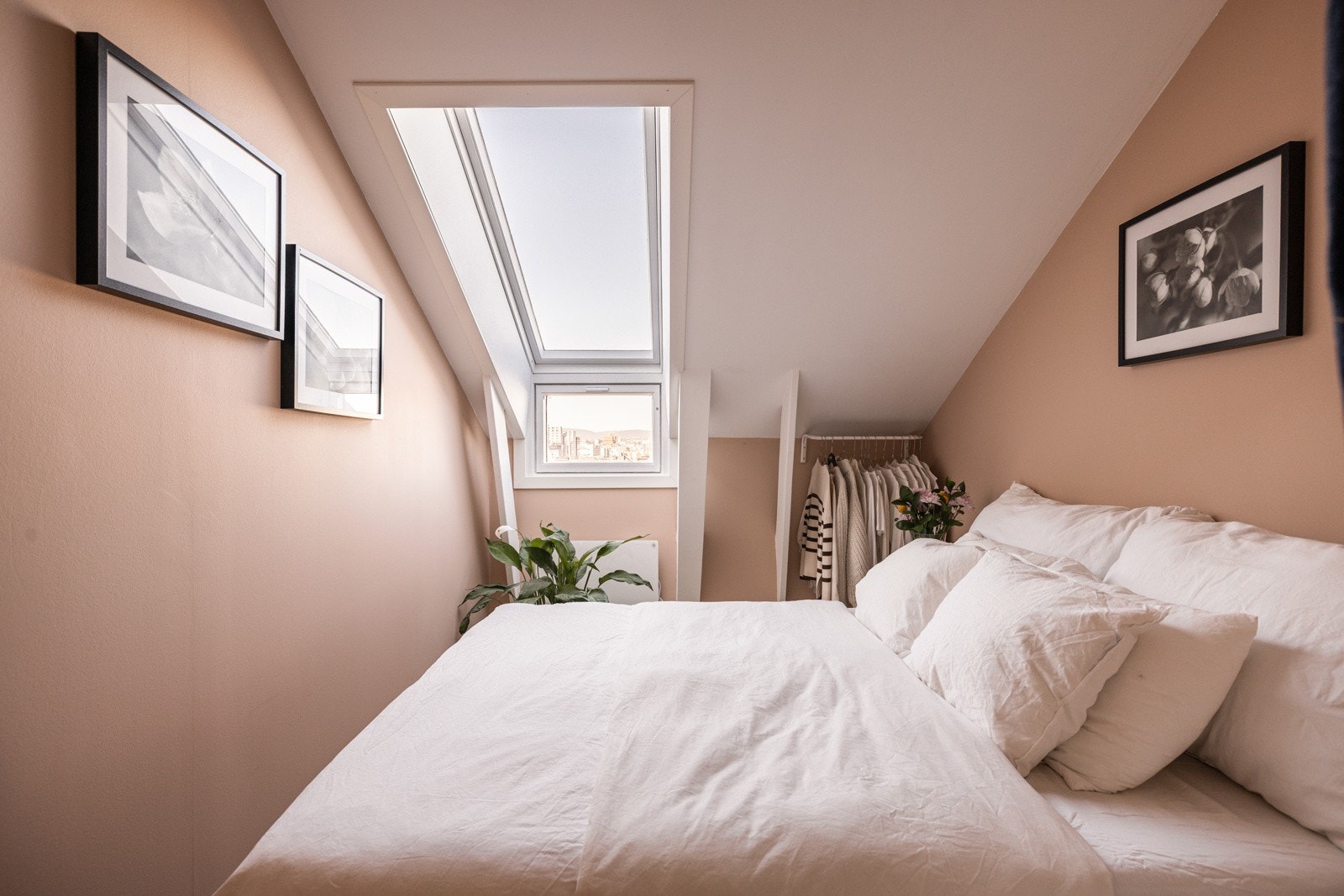 Soverommet vender inn mot rolig sidegate. Galleribilde