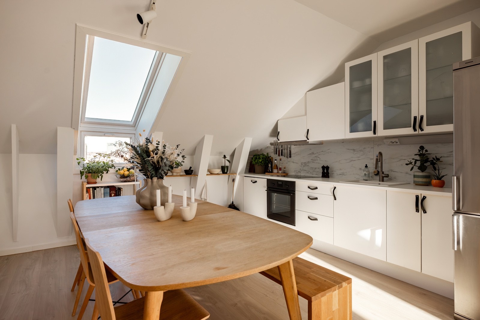 Dette er en lys og tiltalende 3(4)-roms loftsleilighet med populær beliggenhet i Gamlebyen! Galleribilde