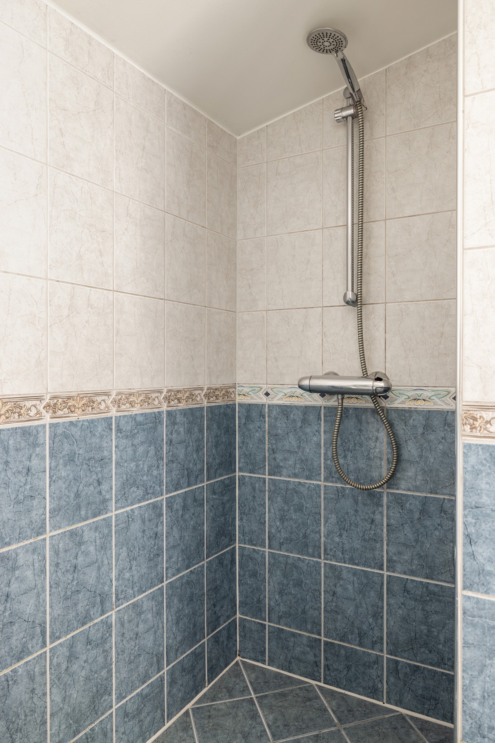 Innfliset dusjnisje. Galleribilde