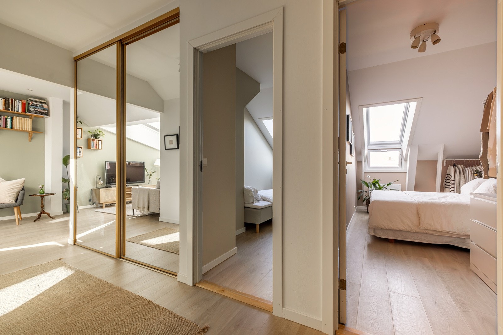 Skyvedørsgarderoben med speilfronter gir godt med lagringsplass til det man behøver i det daglige. Galleribilde