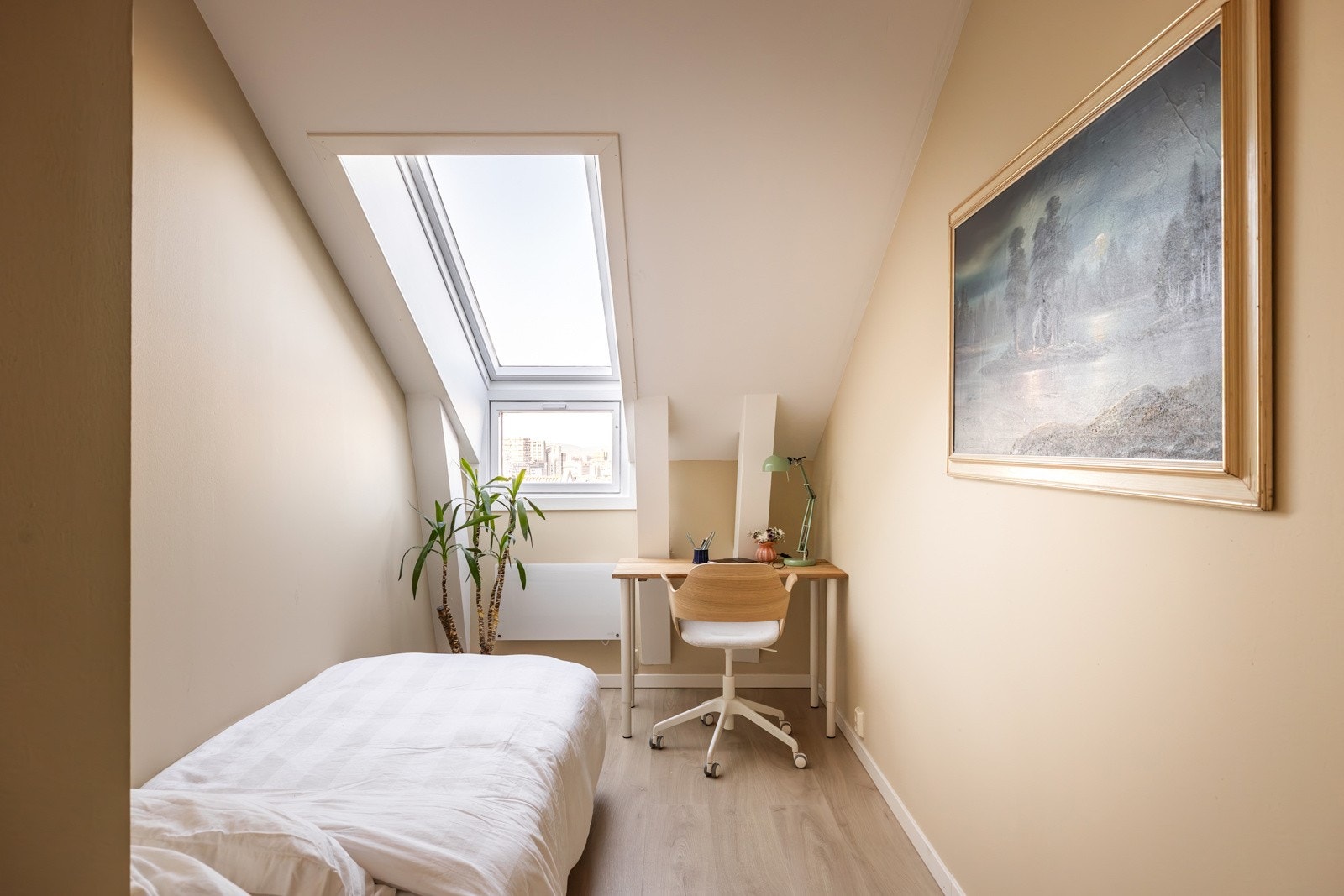 Soverommet benyttes i dag som kontor og gjesterom og vender også mot rolig sidegate. Galleribilde