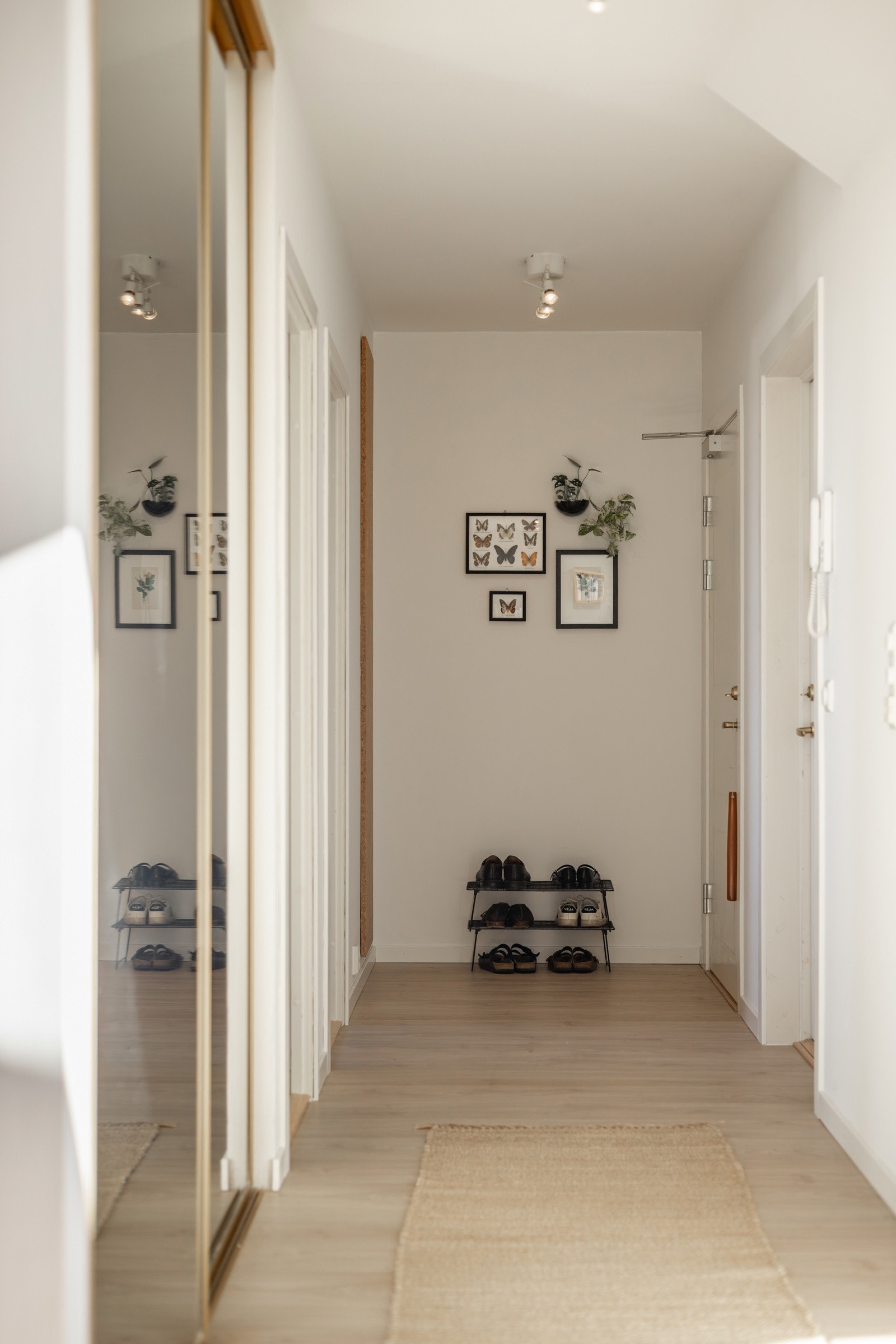 Døren ved siden av inngangdøren fører inn til loftsboden. Veldig praktisk! Galleribilde