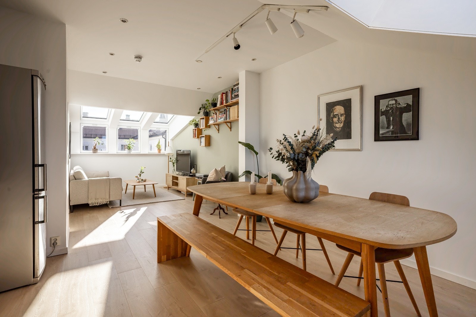 Det er fint med plass til et stort spisebord i tilknytning til kjøkkenet. Galleribilde