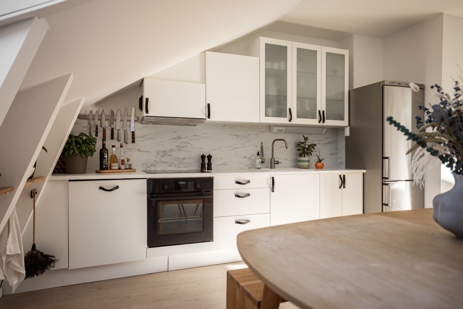 Kjøkkeninnredningen er tidløs med hvite fronter og hvit benkeplate. Innredningen er nylig oppgradert med ny ventilator, koketopp og kjøkkenbenk. Galleribilde