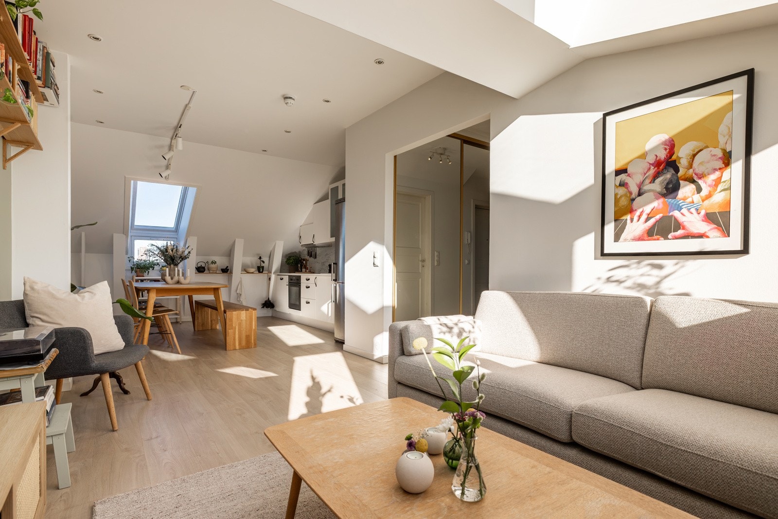 Den åpne løsningen mellom stuen og kjøkkenet er både sosial og praktisk. Galleribilde